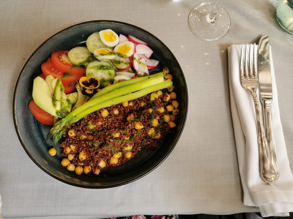 Taldrikul on grillitud krevetid, värske salat ja köögiviljadega pärlkuskuss.